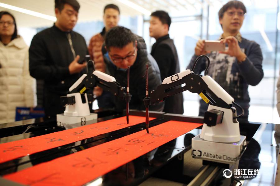 Rob? inscreve carateres chineses em faixas decorativas alusivas ao Ano Novo Chinês
