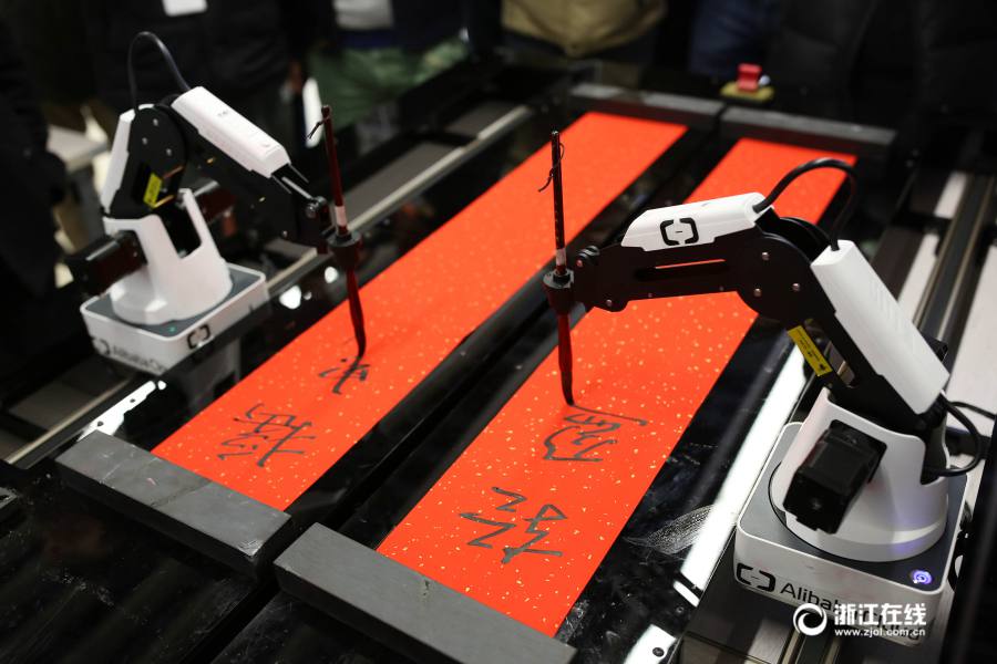 Rob? inscreve carateres chineses em faixas decorativas alusivas ao Ano Novo Chinês