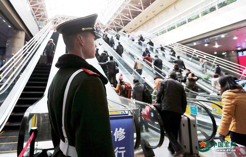 Polícia armada garante seguran?a durante a alta temporada de viagens do Ano Novo Chinês