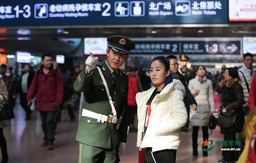 Polícia armada garante seguran?a durante a alta temporada de viagens do Ano Novo Chinês