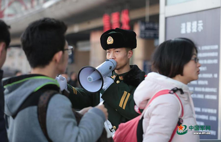 Polícia armada garante seguran?a durante a alta temporada de viagens do Ano Novo Chinês