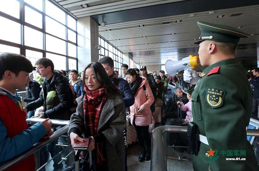 Polícia armada garante seguran?a durante a alta temporada de viagens do Ano Novo Chinês