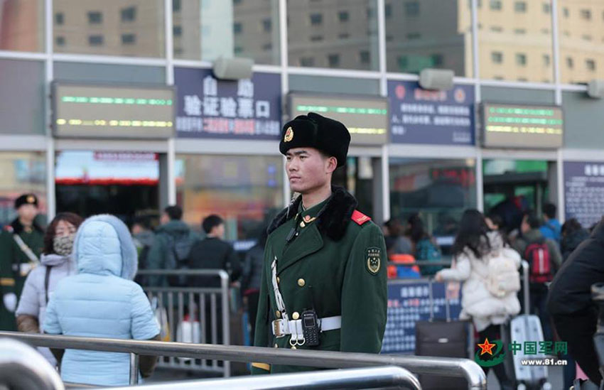 Polícia armada garante seguran?a durante a alta temporada de viagens do Ano Novo Chinês