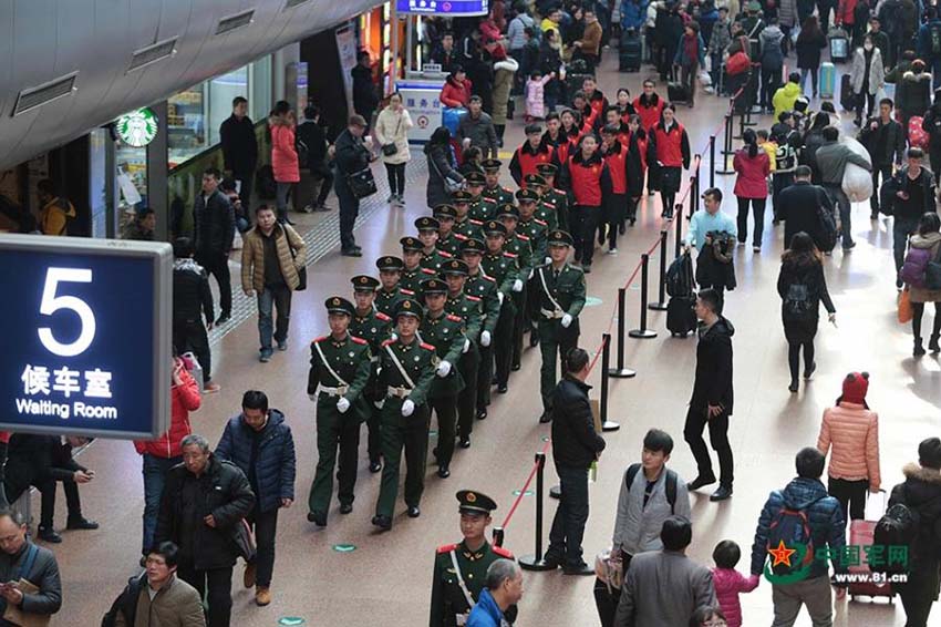 Polícia armada garante seguran?a durante a alta temporada de viagens do Ano Novo Chinês