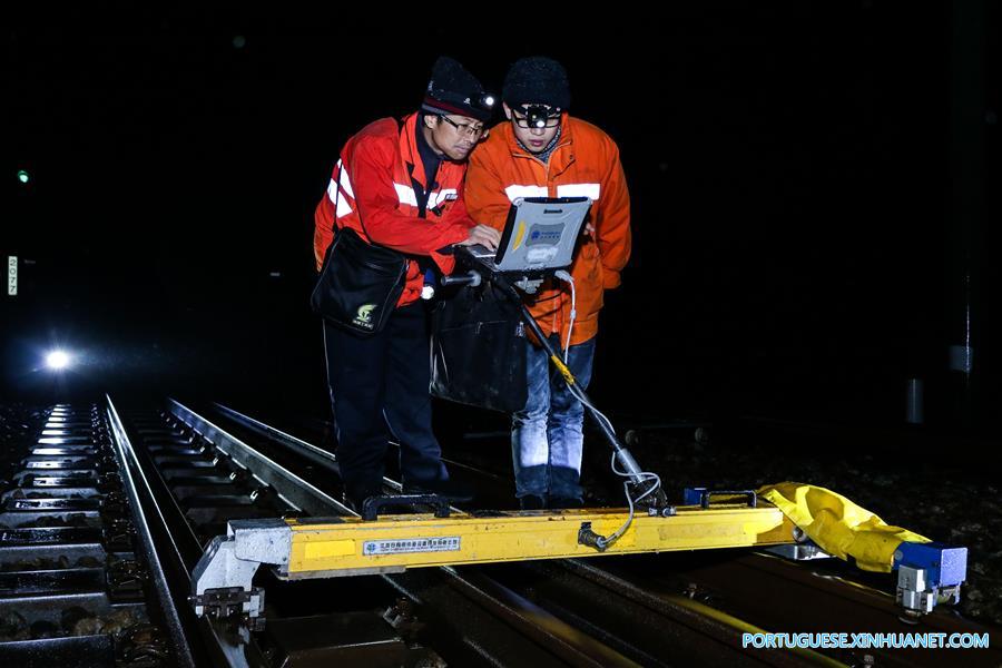 Trabalhadores ferroviários inspecionam trilhos para assegurar a seguran?a em Fuzhou