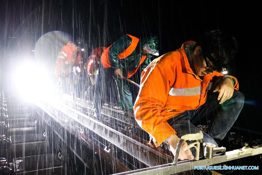 Trabalhadores ferroviários inspecionam trilhos para assegurar a seguran?a em Fuzhou