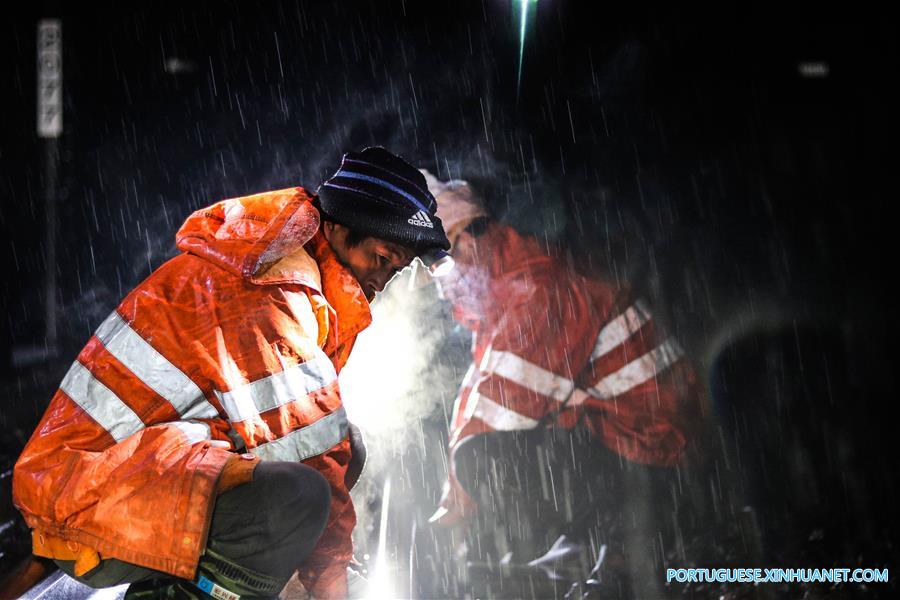 Trabalhadores ferroviários inspecionam trilhos para assegurar a seguran?a em Fuzhou