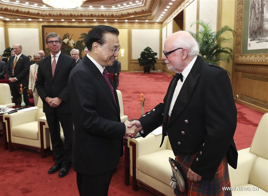 Li Keqiang celebra ano novo chinês com especialistas estrangeiros