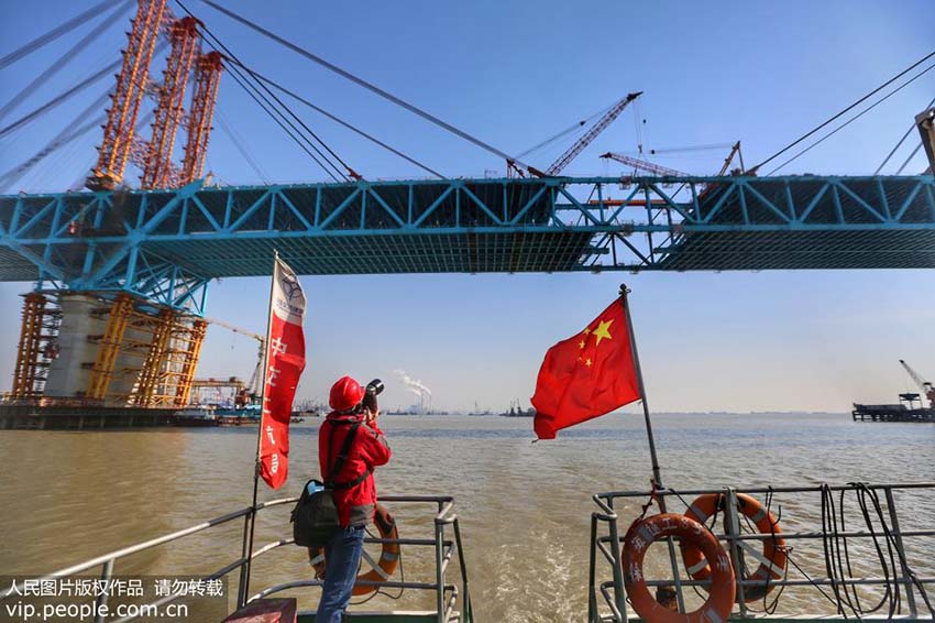 Constru??o do tabuleiro da maior ponte de a?o em arco do mundo concluída com sucesso