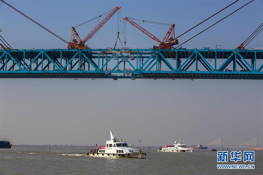 Constru??o do tabuleiro da maior ponte de a?o em arco do mundo concluída com sucesso