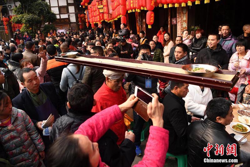 Chongqing celebra chegada do Ano Novo com realiza??o de um banquete de “mil metros”