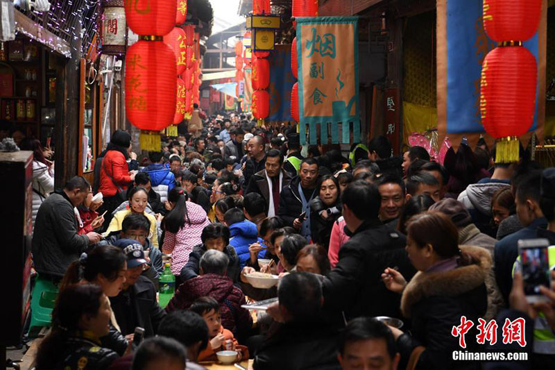Chongqing celebra chegada do Ano Novo com realiza??o de um banquete de “mil metros”