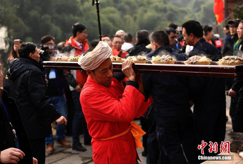 Chongqing celebra chegada do Ano Novo com realiza??o de um banquete de “mil metros”