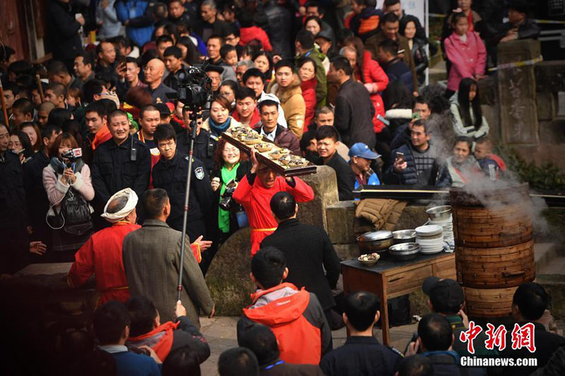 Chongqing celebra chegada do Ano Novo com realiza??o de um banquete de “mil metros”