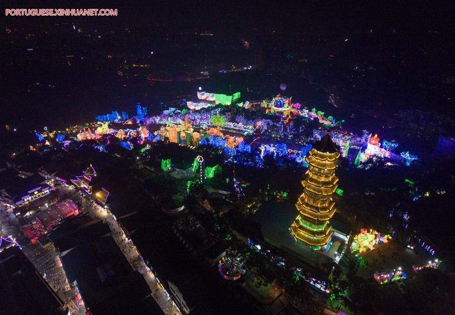 Lanternas coloridas s?o exibidas durante show de lanternas em Sichuan