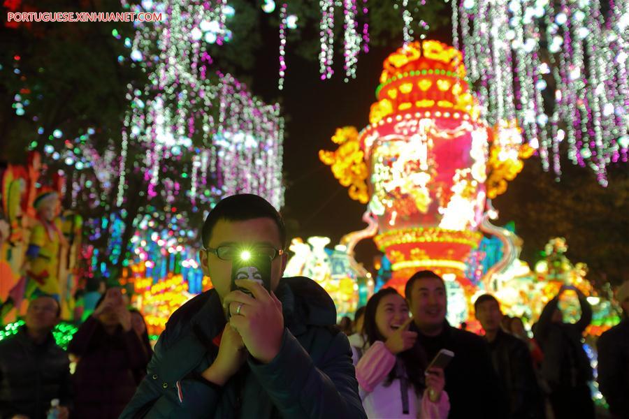 Lanternas coloridas s?o exibidas durante show de lanternas em Sichuan