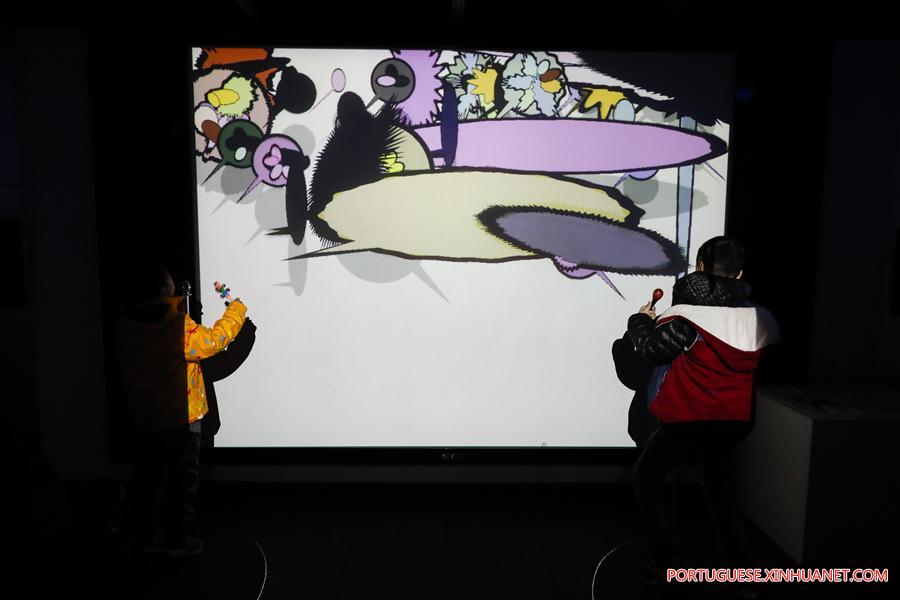 Crian?as jogam jogos durante o Ano-Novo Lunar chinês em Beijing