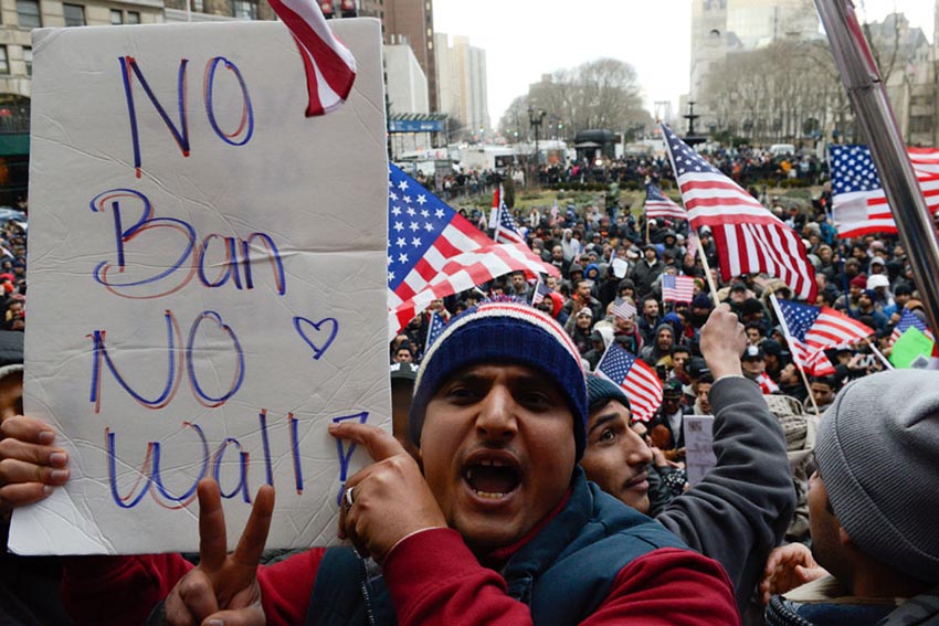 Mu?ulmanos dos EUA protestam contra decreto anti-imigra??o assinado por Donald Trump