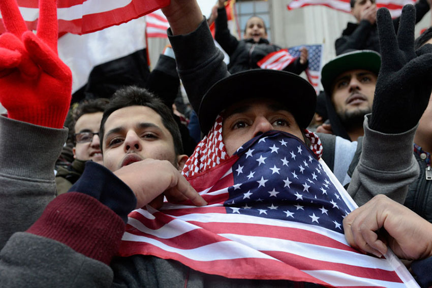 Mu?ulmanos dos EUA protestam contra decreto anti-imigra??o assinado por Donald Trump