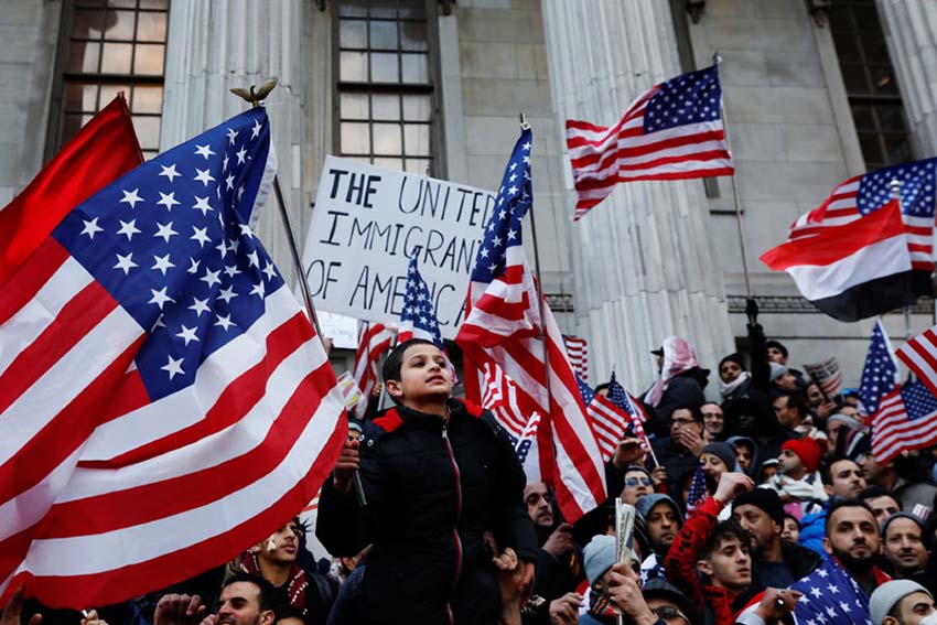 Mu?ulmanos dos EUA protestam contra decreto anti-imigra??o assinado por Donald Trump