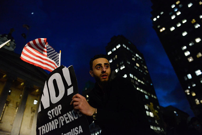 Mu?ulmanos dos EUA protestam contra decreto anti-imigra??o assinado por Donald Trump