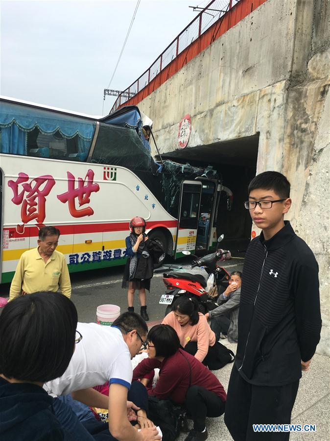 Acidente de ?nibus em Taiwan deixa 21 feridos