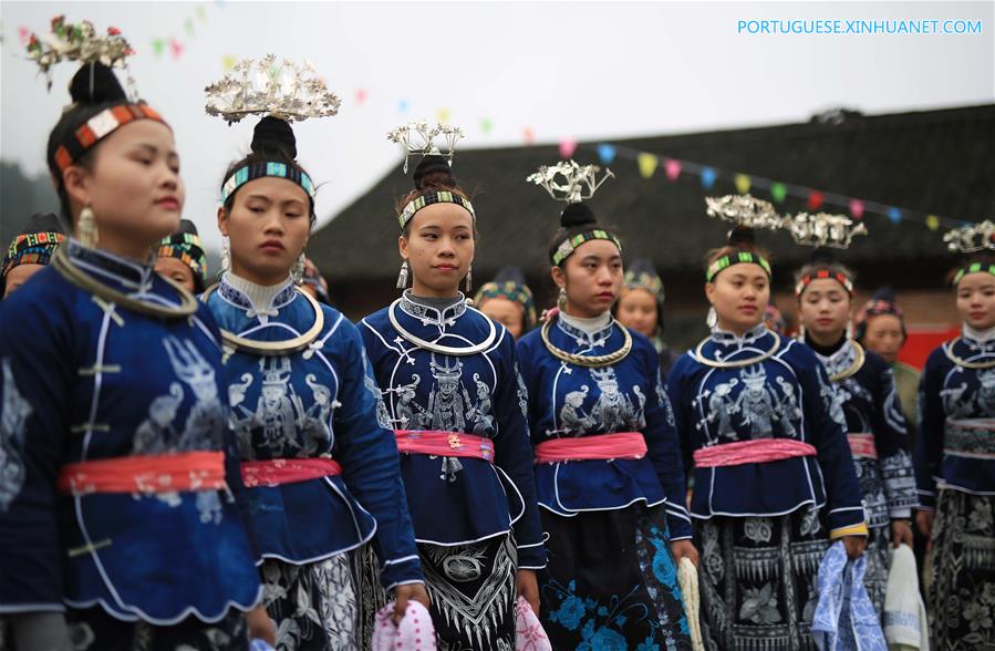 Pessoas da etnia Miao celebram o início da primavera