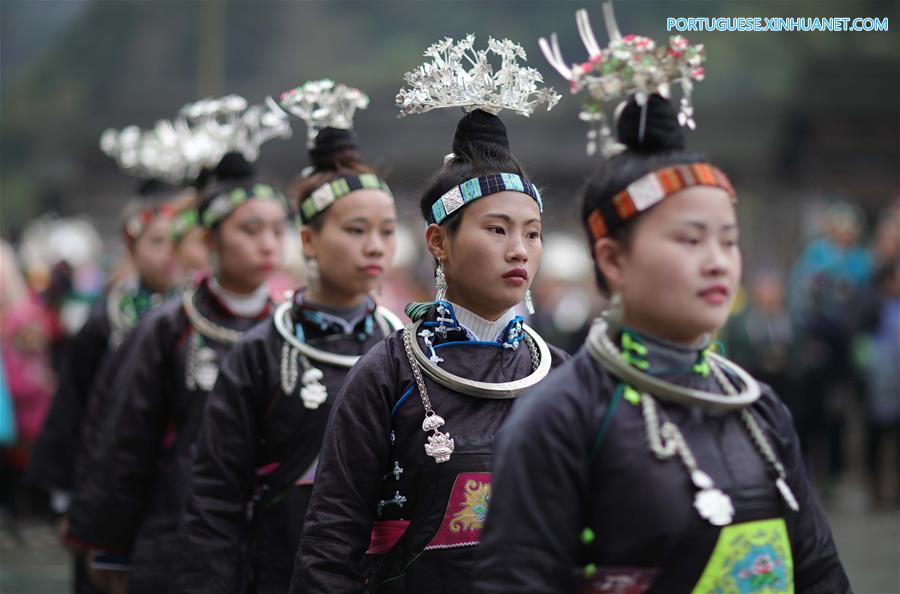 Pessoas da etnia Miao celebram o início da primavera