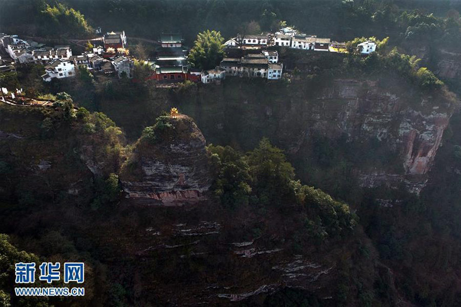 Vila chinesa nas proximidades de precipício atrai curiosos
