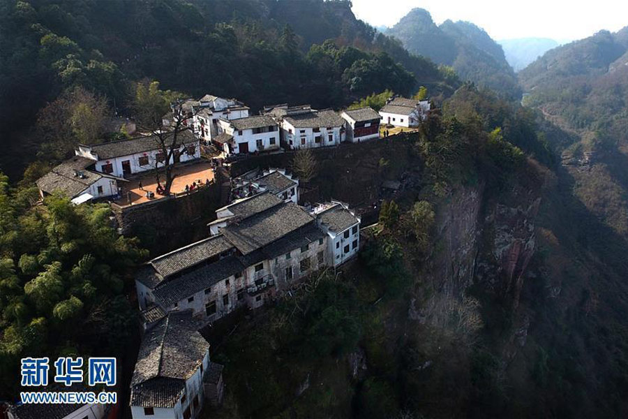 Vila chinesa nas proximidades de precipício atrai curiosos
