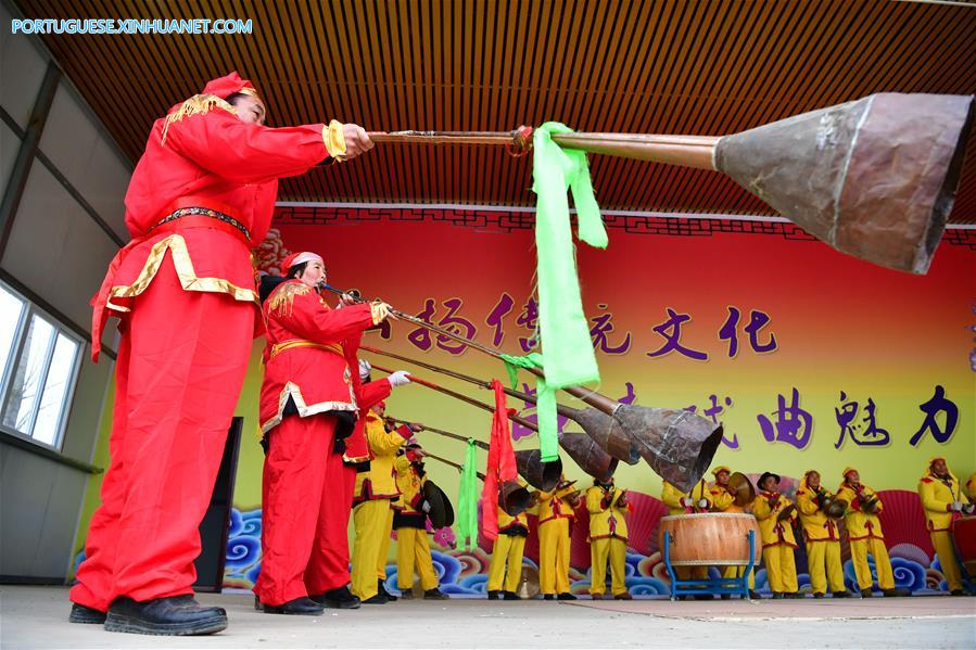 Moradores de vila no centro da China fazem apresenta??o de trombetas