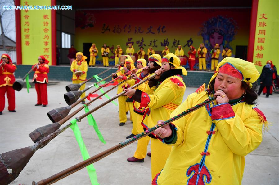 Moradores de vila no centro da China fazem apresenta??o de trombetas