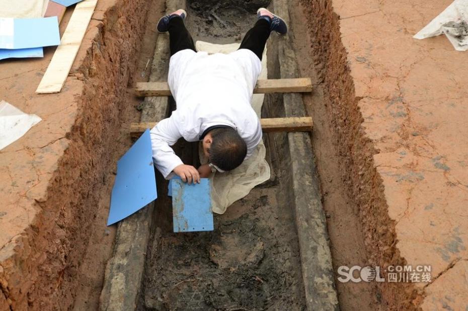 Conjunto de caix?es em forma de barco com 2200 anos descobertos na província de Sichuan