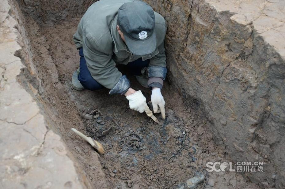 Conjunto de caix?es em forma de barco com 2200 anos descobertos na província de Sichuan