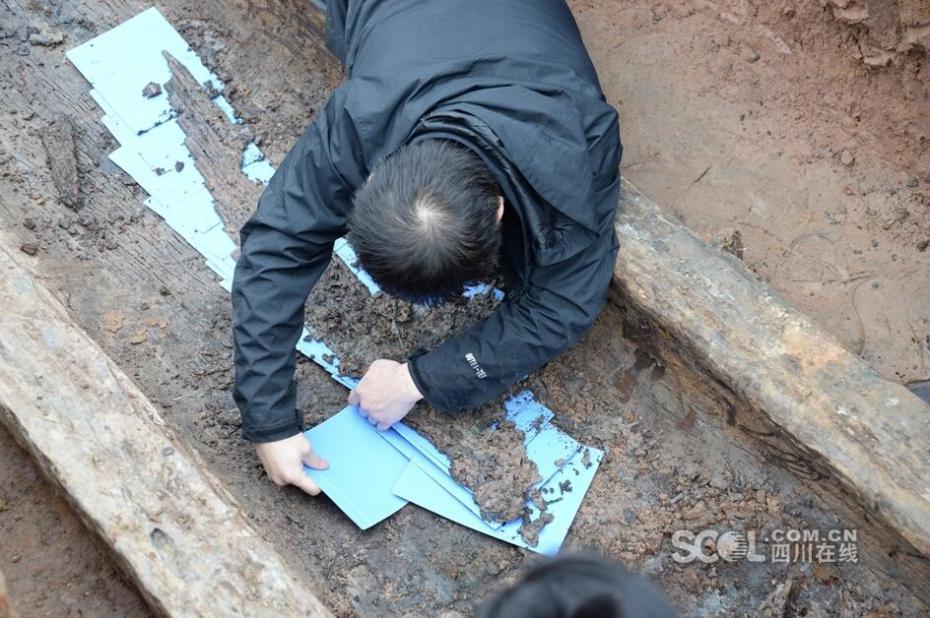 Conjunto de caix?es em forma de barco com 2200 anos descobertos na província de Sichuan