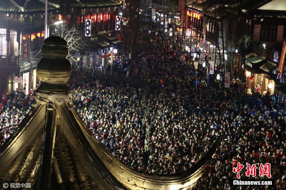 Feira de Lanternas em Nanjing com 600 mil visitantes em apenas um dia