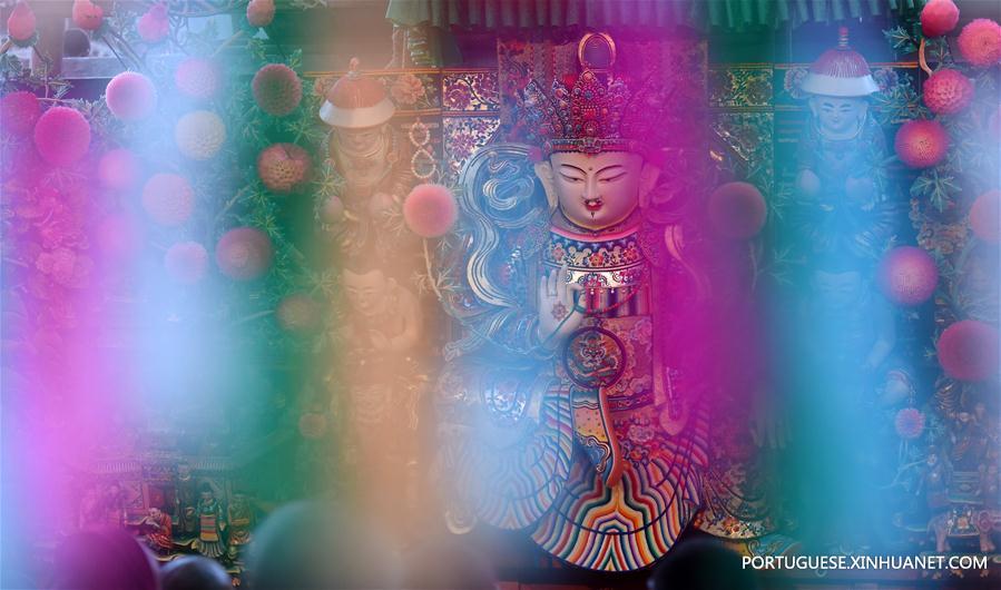 Estátuas feitas de manteiga s?o exibidas no estante de exposi??o do Mosteiro de Taer em Qinghai