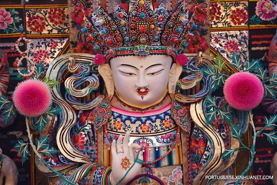 Estátuas feitas de manteiga s?o exibidas no estante de exposi??o do Mosteiro de Taer em Qinghai