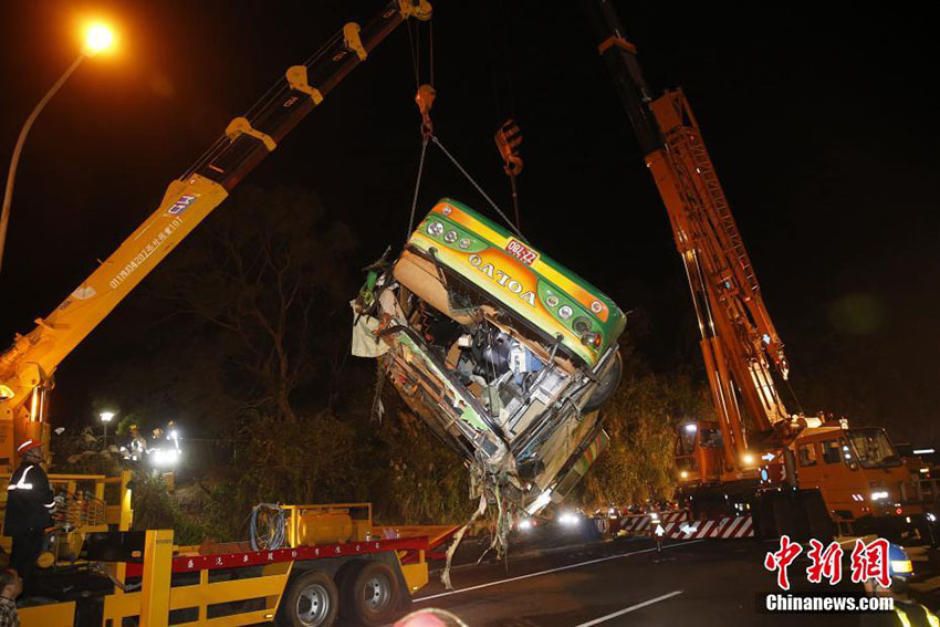 Acidente de ?nibus em Taiwan deixa pelo menos 32 mortos