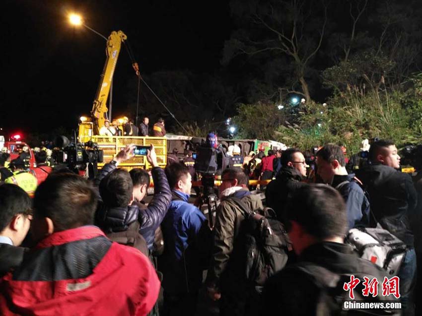 Acidente de ?nibus em Taiwan deixa pelo menos 32 mortos