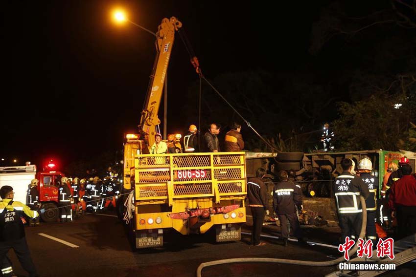 Acidente de ?nibus em Taiwan deixa pelo menos 32 mortos