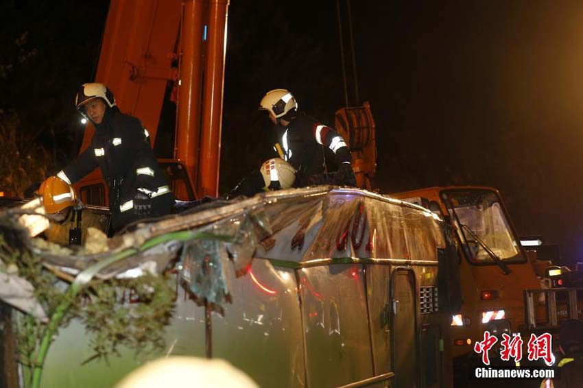 Acidente de ?nibus em Taiwan deixa pelo menos 32 mortos