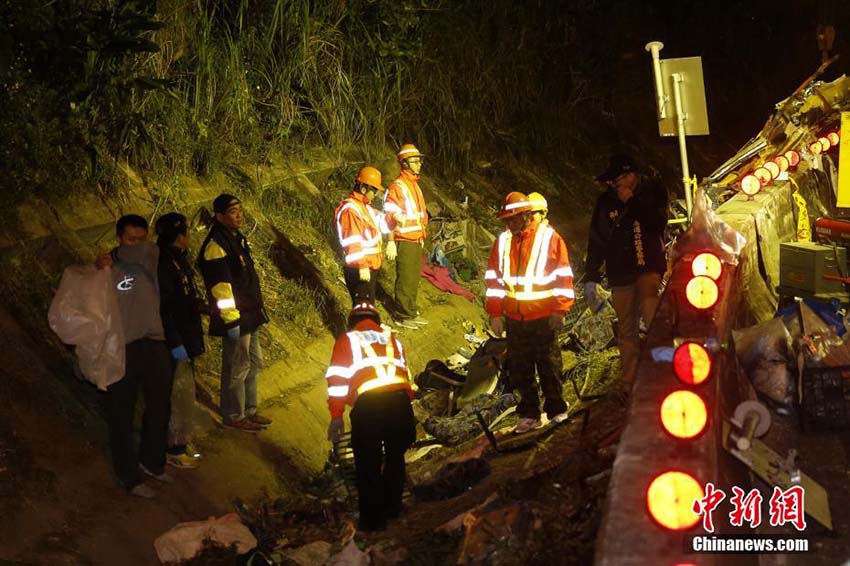 Acidente de ?nibus em Taiwan deixa pelo menos 32 mortos