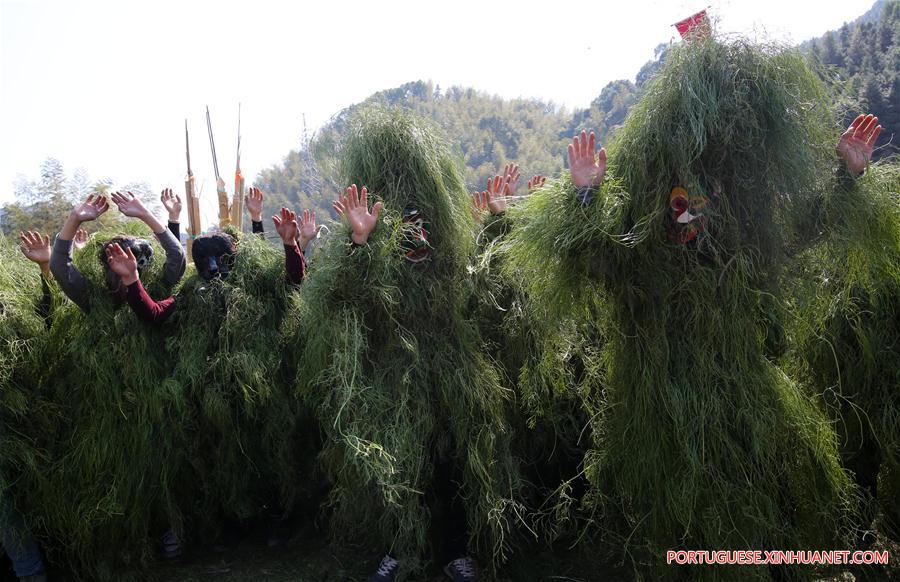 Alde?es de Anchui fazem ritual para homenagear o deus das montanhas 