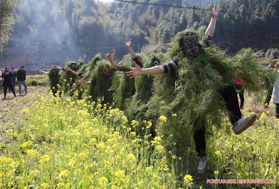 Alde?es de Anchui fazem ritual para homenagear o deus das montanhas 