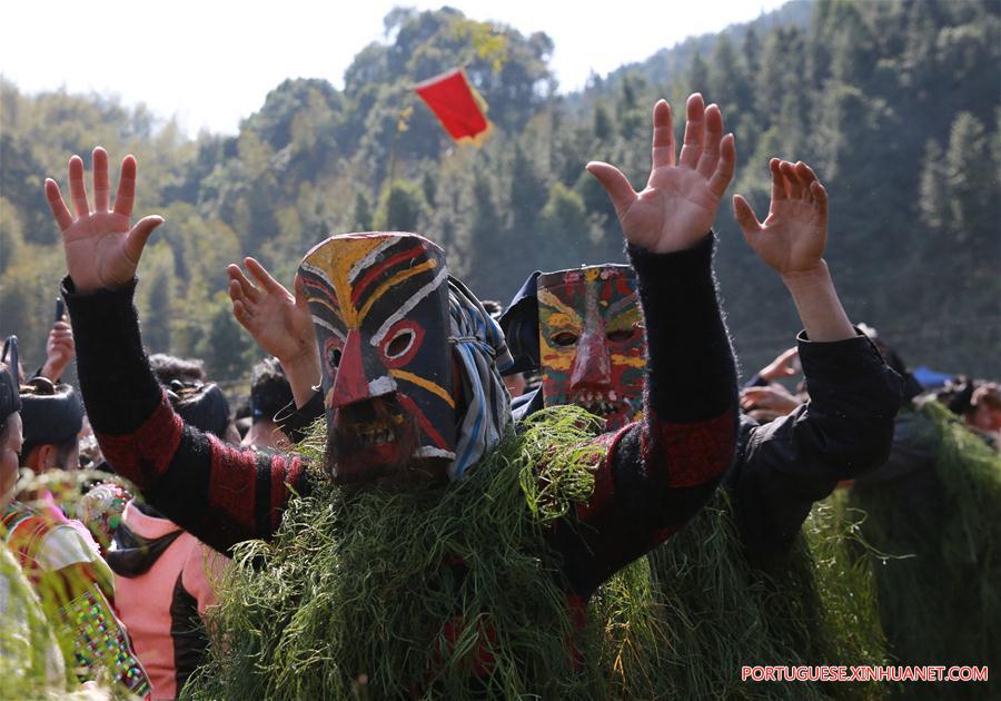 Alde?es de Anchui fazem ritual para homenagear o deus das montanhas 
