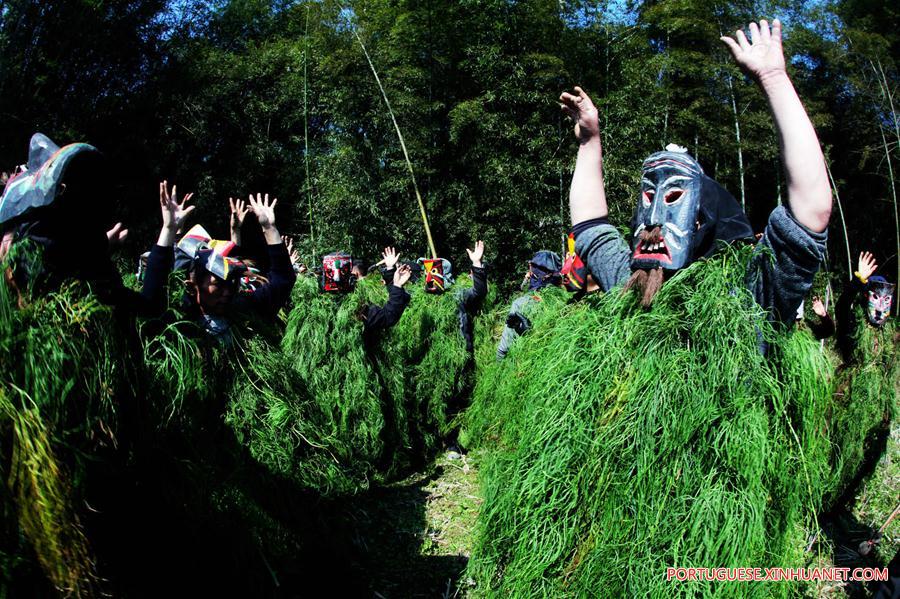 Alde?es de Anchui fazem ritual para homenagear o deus das montanhas 