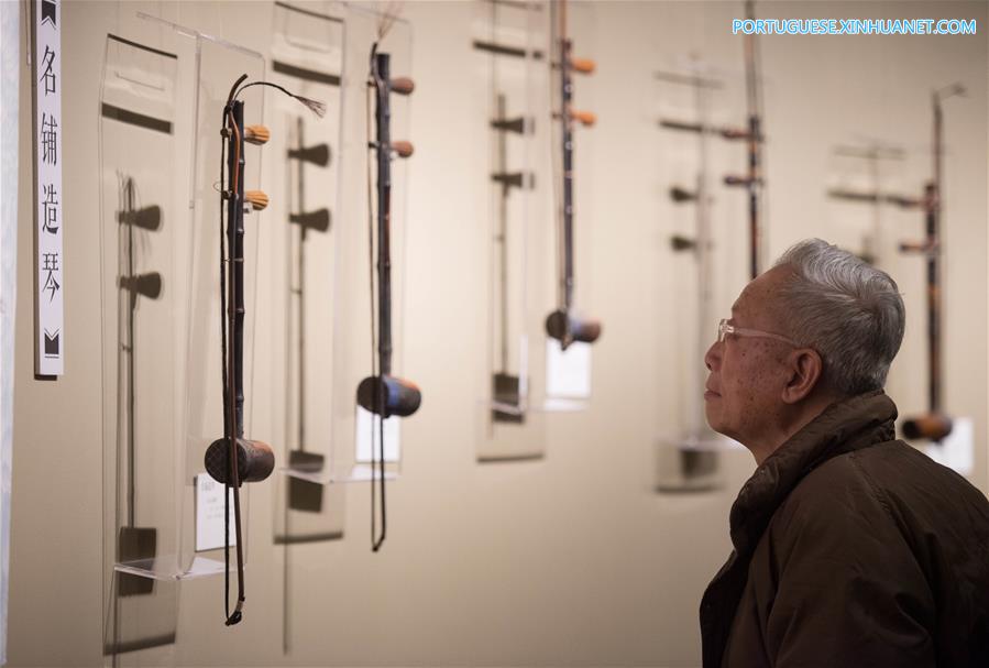 Exposi??o em Beijing exibe Jinhu, instrumento musical tradicional chinês