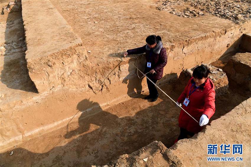 Port?o e instala??es de defesa de cidade antiga descobertos no centro da China