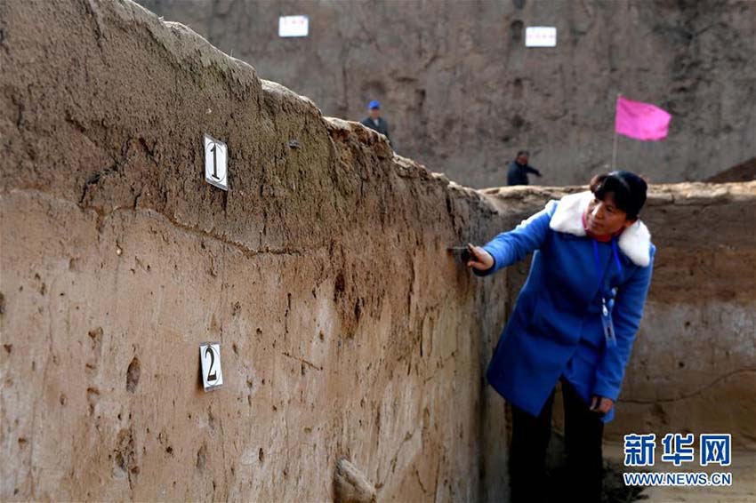 Port?o e instala??es de defesa de cidade antiga descobertos no centro da China